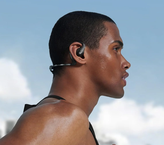 soundcore AeroFit Pro est utilisé lorsque cet homme fait du sport