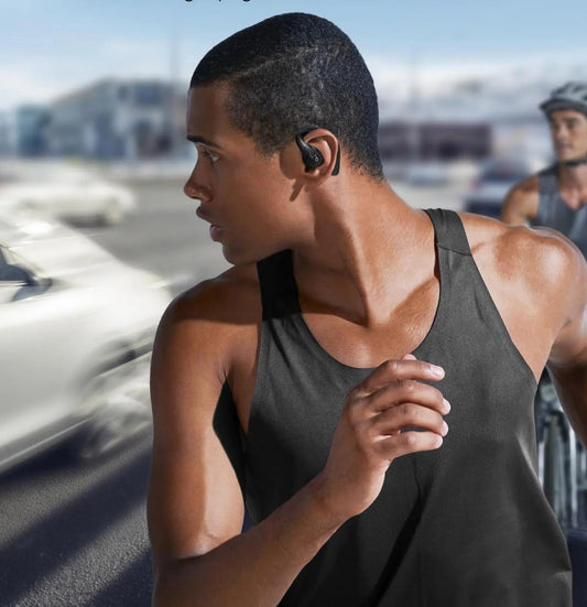 Un homme court en portant soundcore AeroFit Pro