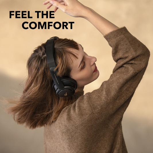 L'homme utilisant le soundcore Q30 Casque anti-bruit