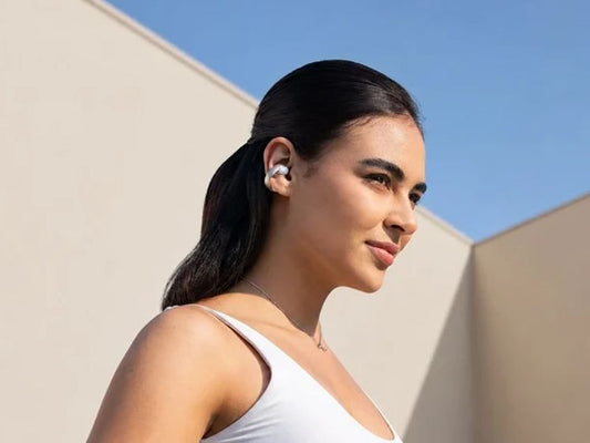 Femme portant écouteurs à clip oreille-ouverte
