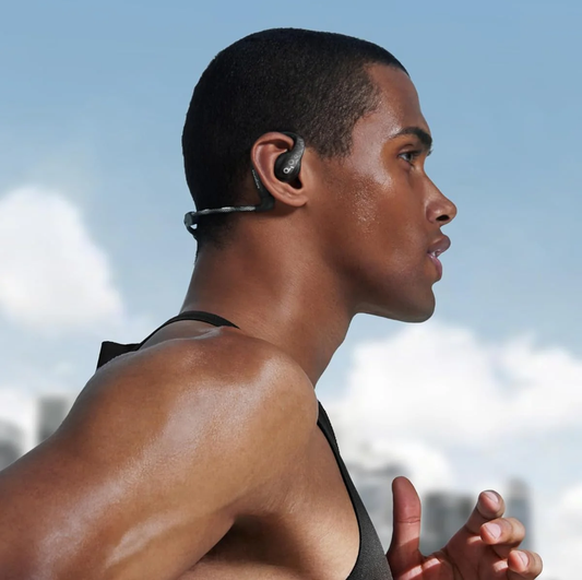 Cet Homme Porte soundcore AeroFit Pro écouteur waterproof pour Sport