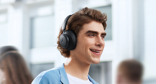 Cet Homme Porte soundcore Space Q45 casque avec micro pour télétravail