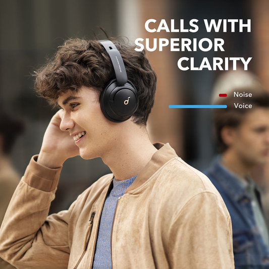 L'homme utilisant le soundcore Q30 Casque sans fil dans un avion