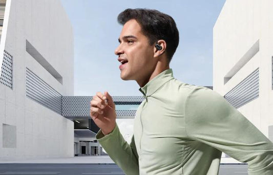 Un homme court en portant soundcore AeroFit 2 casque pour sport