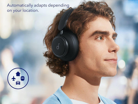 Un homme porte soundcore Space Q45 casque sans fils