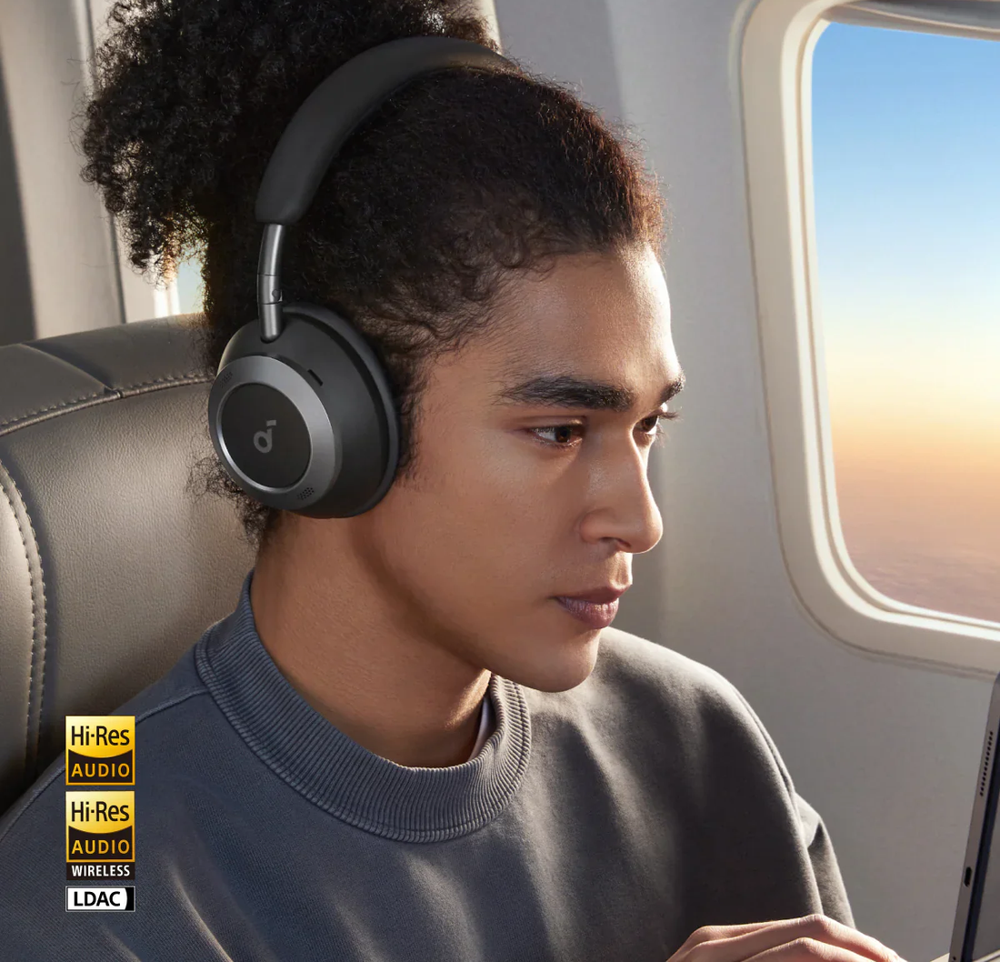 Cet homme porte soundcore Space One Pro casque sans fil dans l'avions