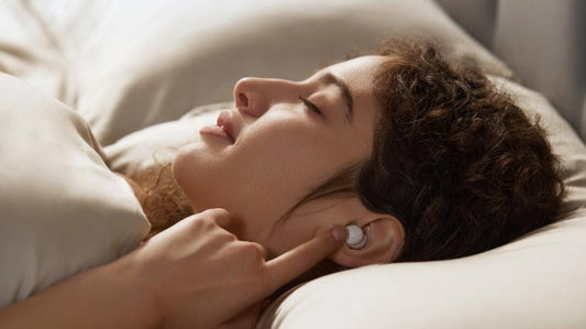 La femme dors avec soundcore Sleep A20