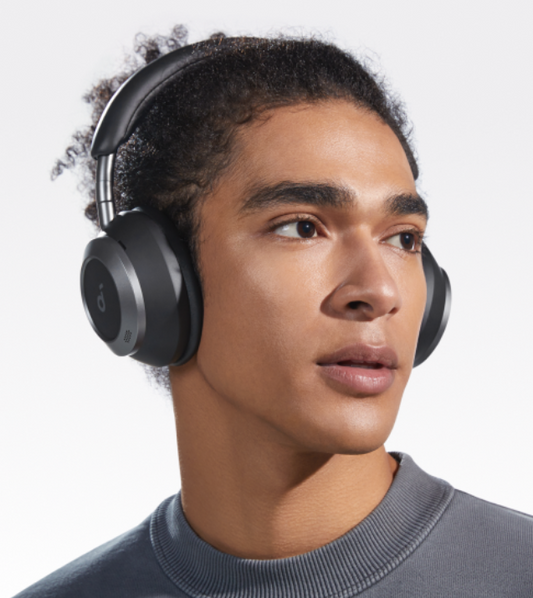 Un homme profite la musique avec soundcore Space One Pro