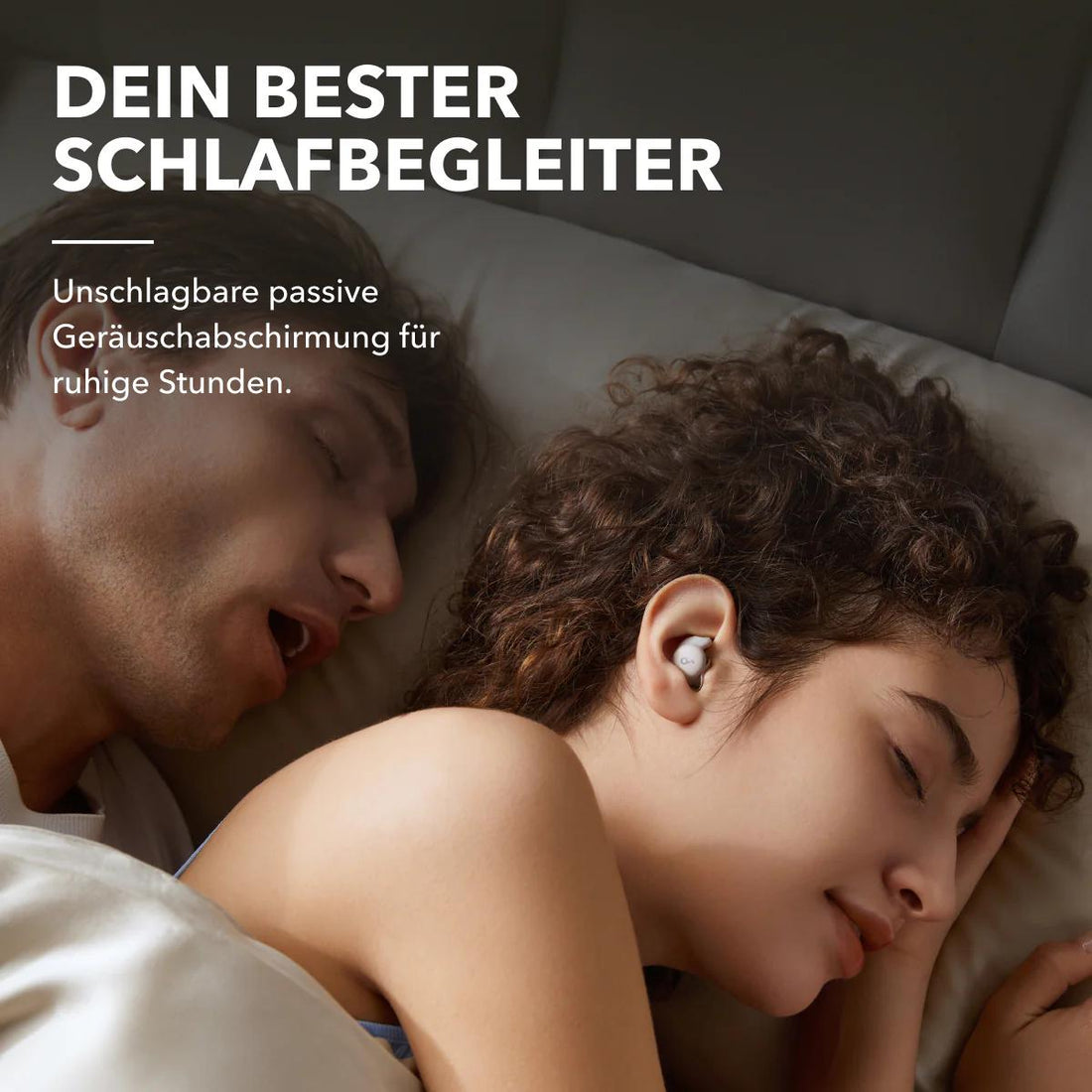 La Femme Dort avec soundcore Sleep A20 pour Contre le Ronflement