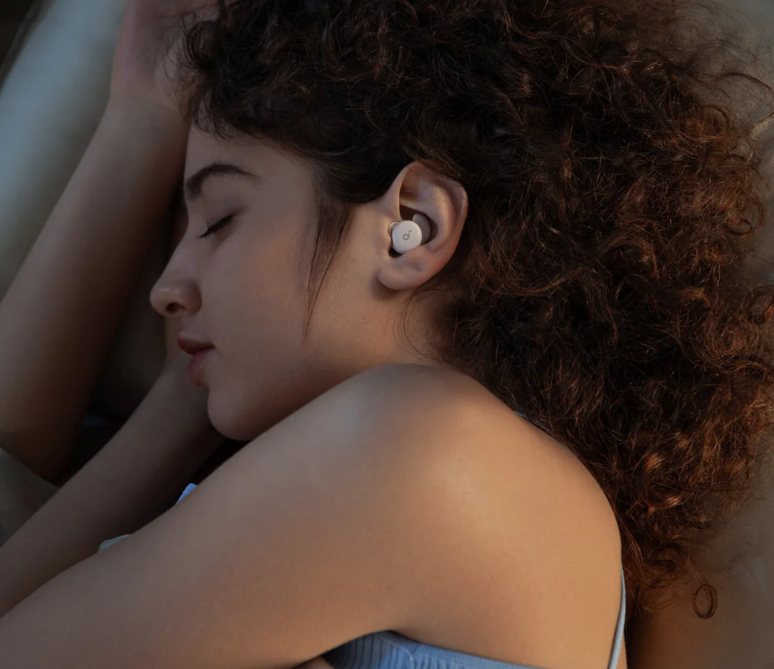 la femme dors avec soundcore Sleep A20