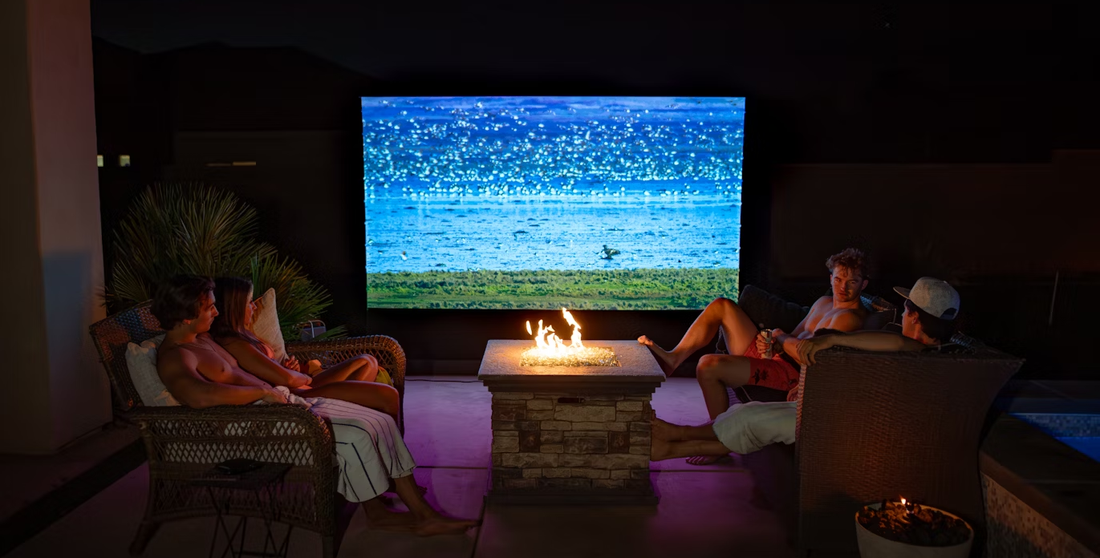 La famille profite le film dan la maison