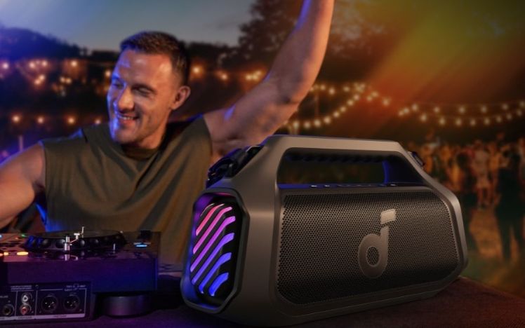 Homme avec le bras levé et un haut parleur